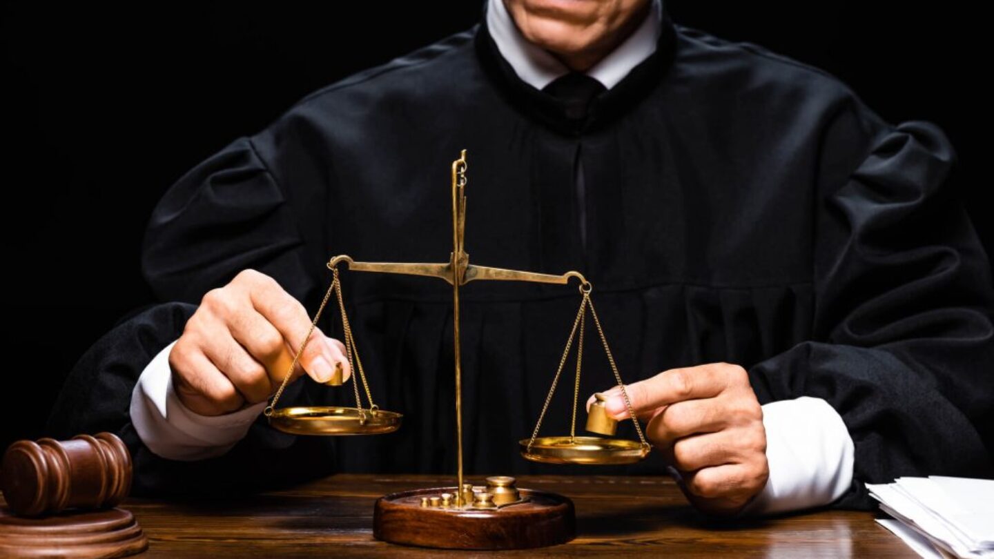 Нарушение этики судьи. Судейская этика. Этика судьи. Юрист в суде этикет. Профессиональная этика судьи.