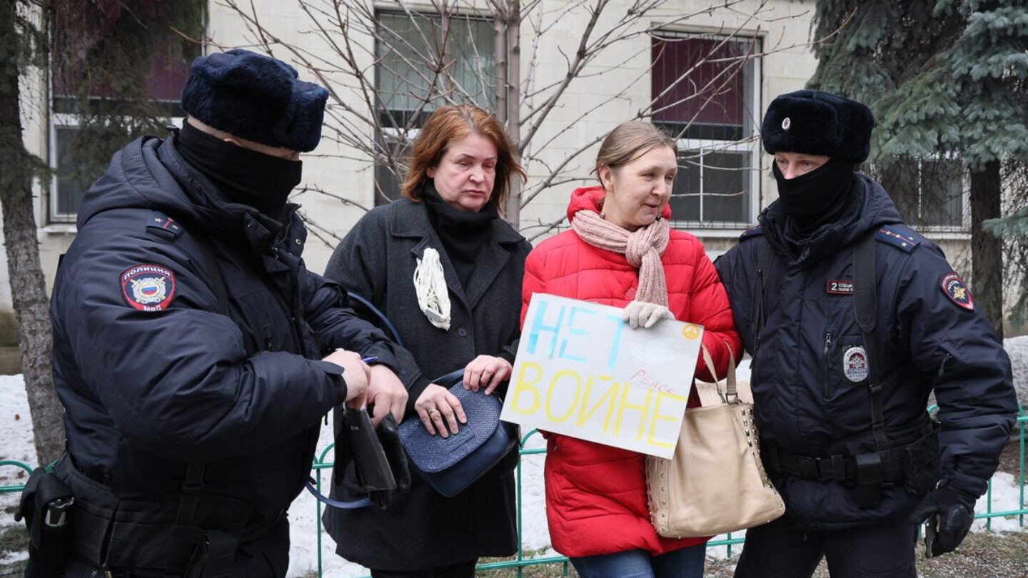 Вчера вышел. Несанкционированный митинг. Протесты в России сейчас. Акции против войны.