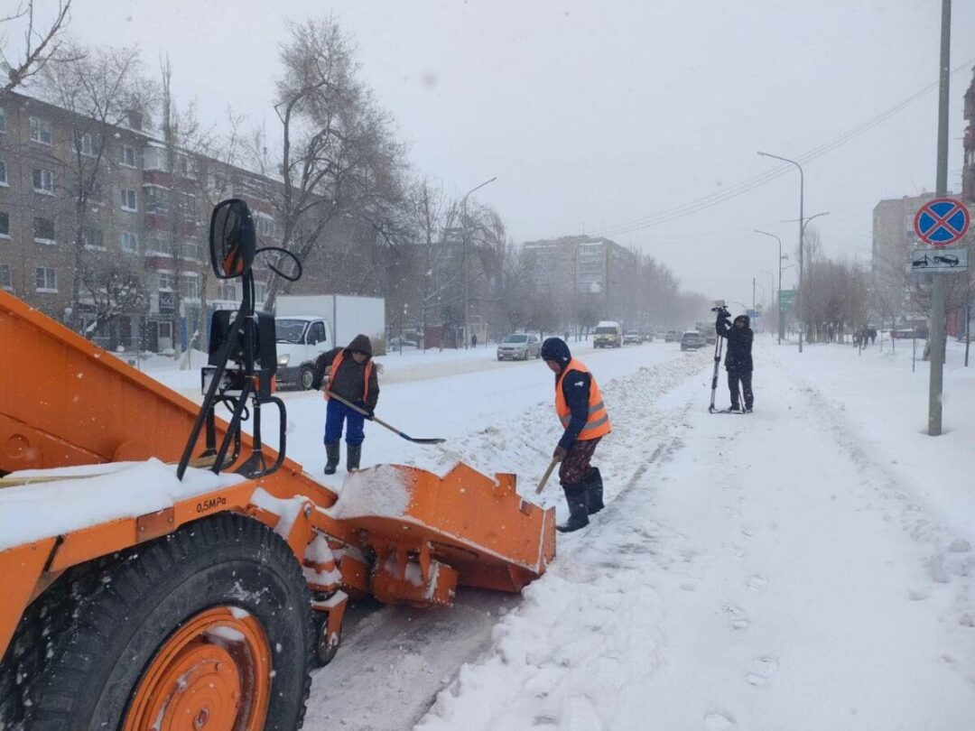 Погода в уральске на 10 дней. Снегопад в марте. Сильный снегопад. А снег идёт а снег. Сильный идет снег ночью.