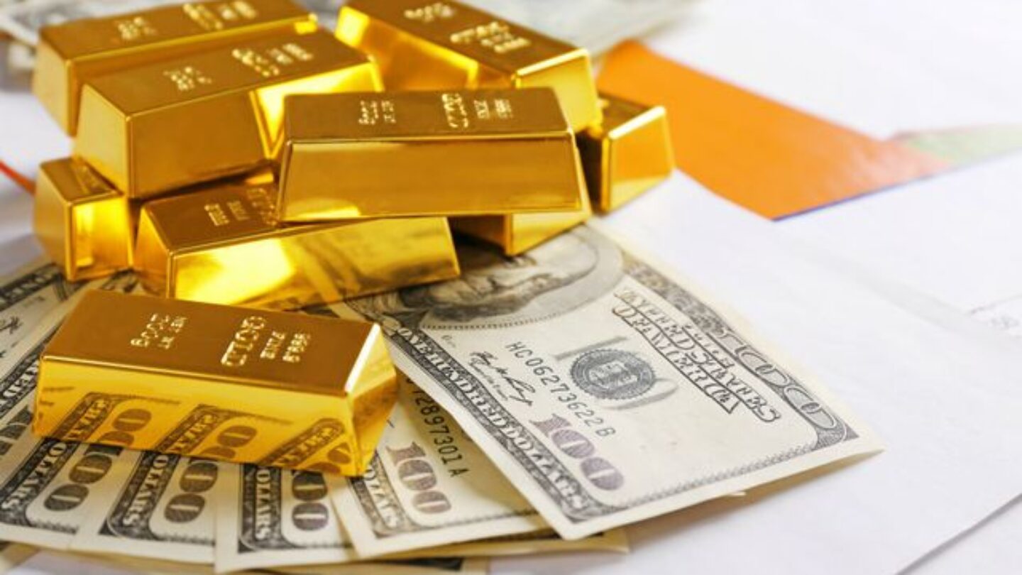 Золото евро доллар. Золото и доллары. Слитки золота и доллары. Золото доллары евро. Инвестиционное золото.