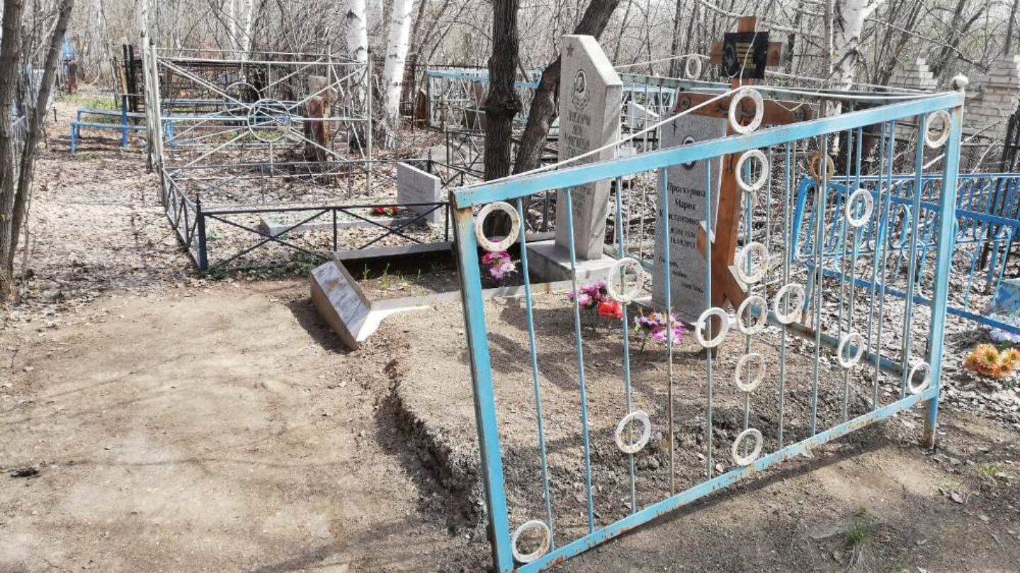 Найти родственников на кладбище