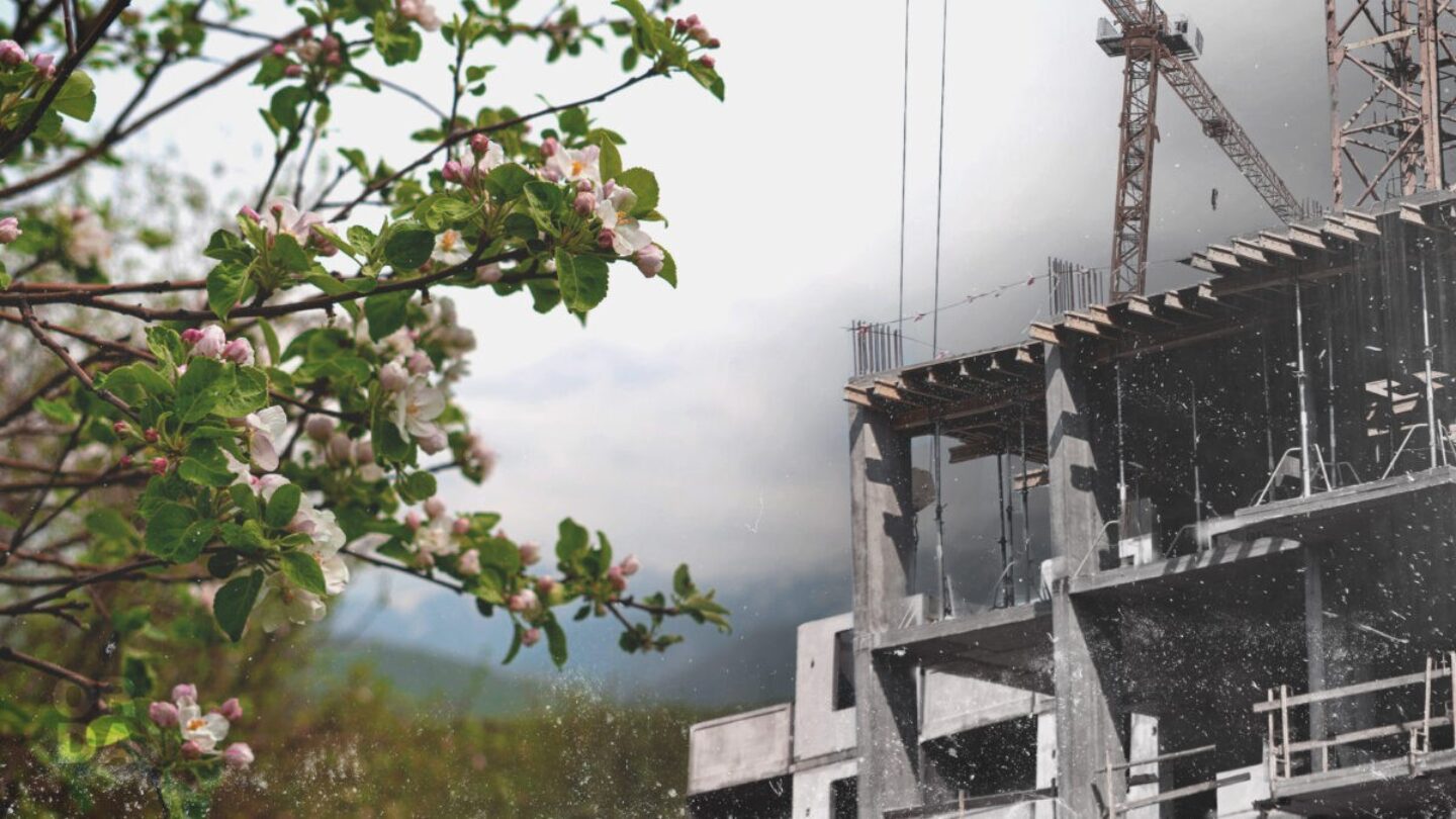 Японец строит дом на склоне. Яблоневый земляные алюминиевый