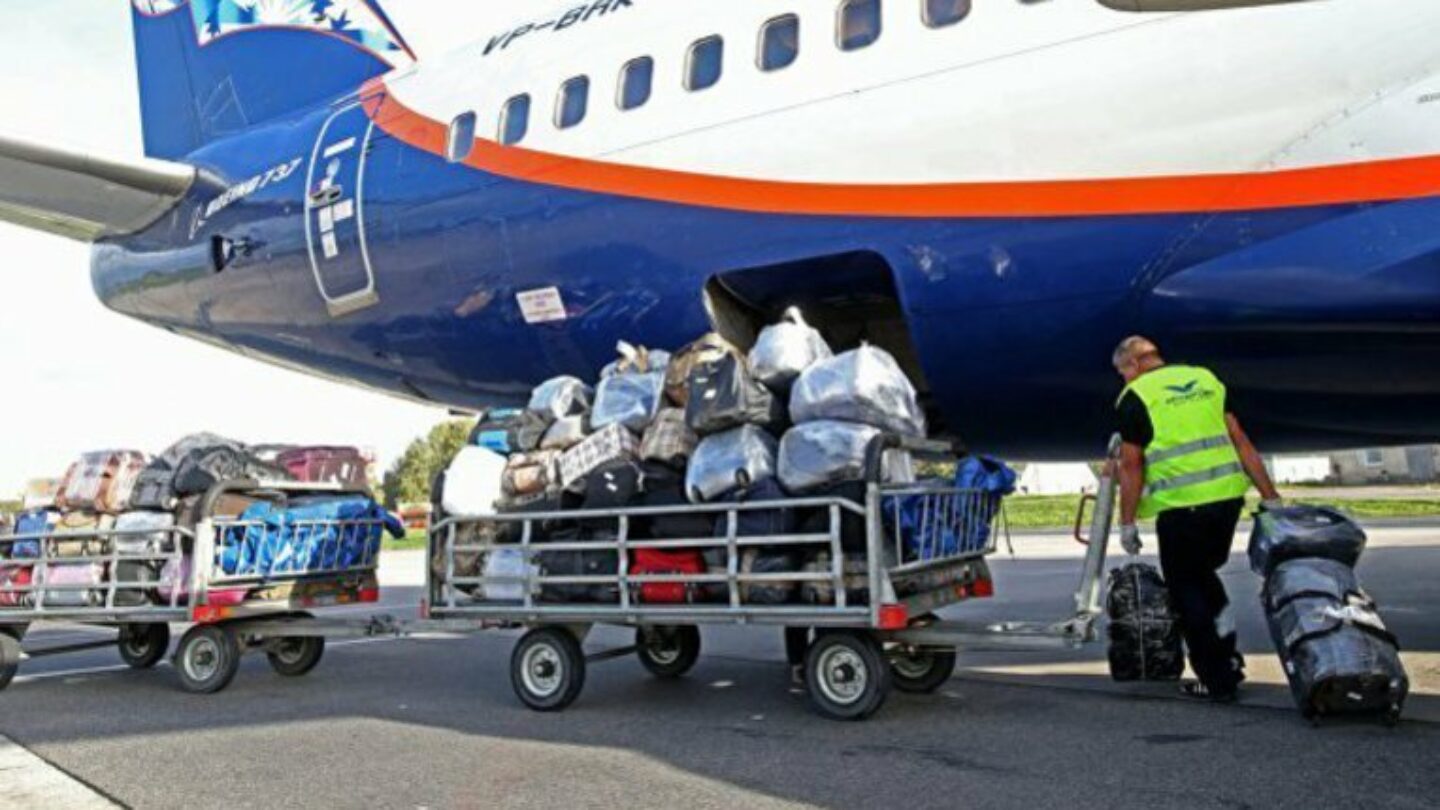 Перевозящий людей самолет. Погрузка багажа в самолет. Авиаперевозки пассажиров. Погрузка чемоданов в самолет. Воздушные перевозки пассажиров.