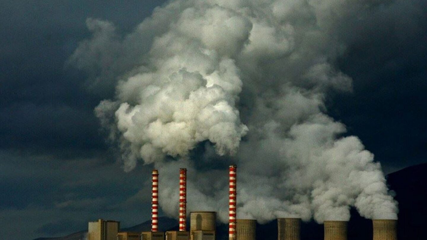 Электростанция за счет сжигания газа мазута угля. Выбросы ТЭС. Сжигание ископаемого топлива. Угольная электростанция. Уголь на ТЭЦ.