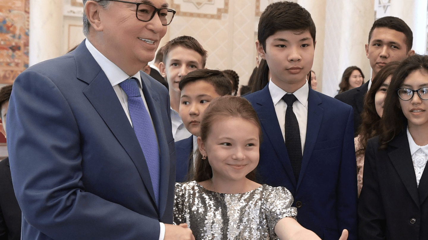 Внук токаева. Семья Токаева президента Казахстана. Токаев в детстве.