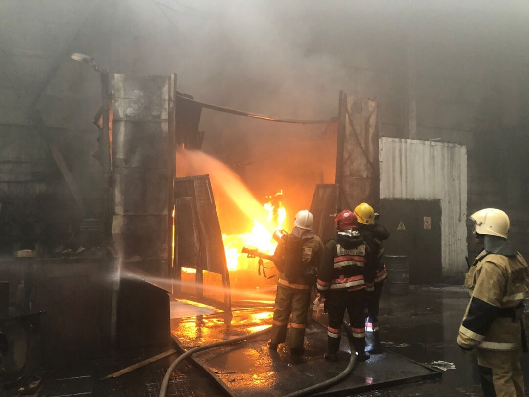 Пожар в алматы. Пожар фото. Пожарные тушат пожар. Пожар в цеху. Пожар в пожарной части.