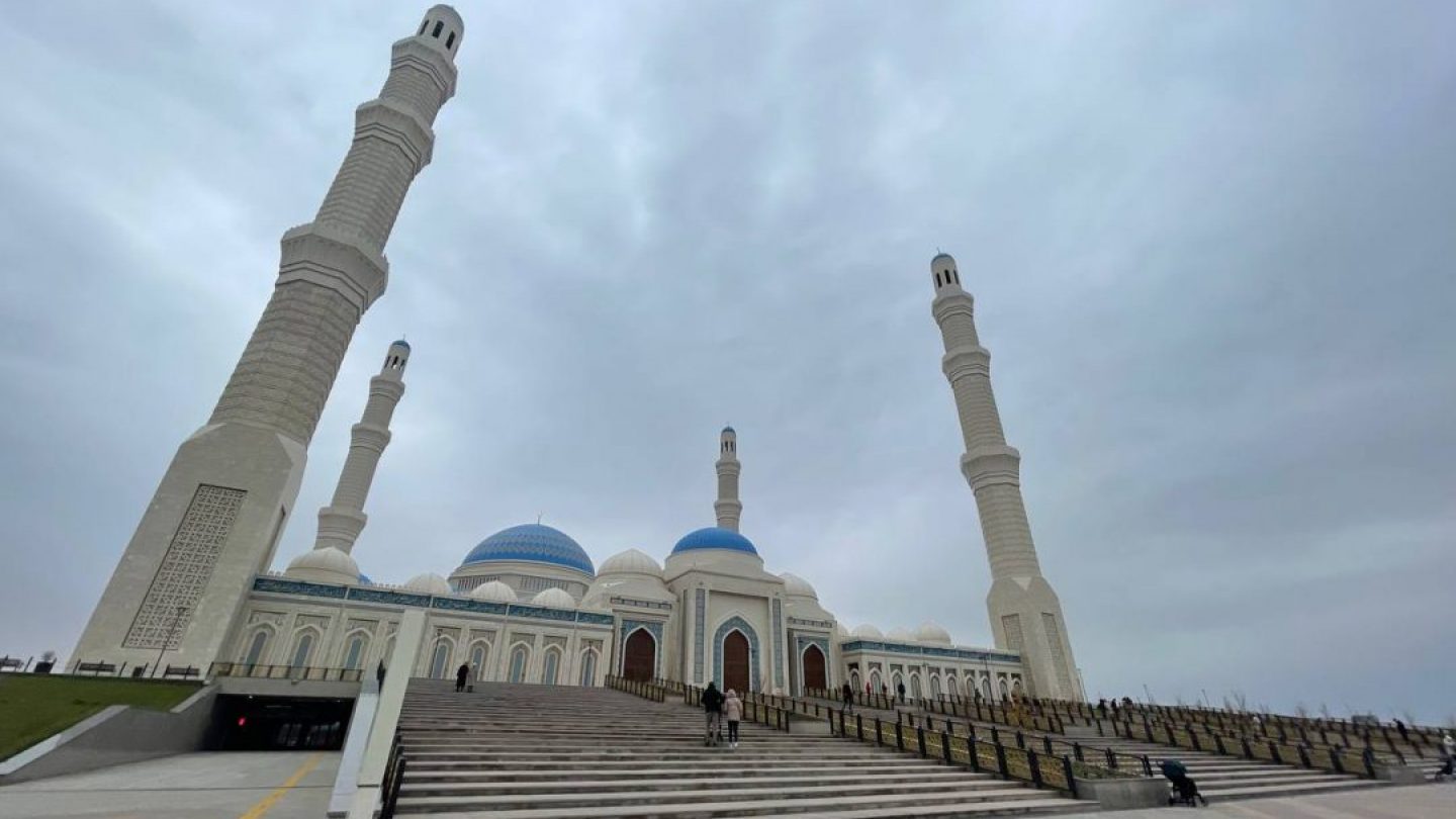 Астана самая большая мечеть. Мечеть в Казахстане. Новая мечеть в Казахстане. Новая мечеть Кыргызстан. Мечеть в Казахстане самая большая.