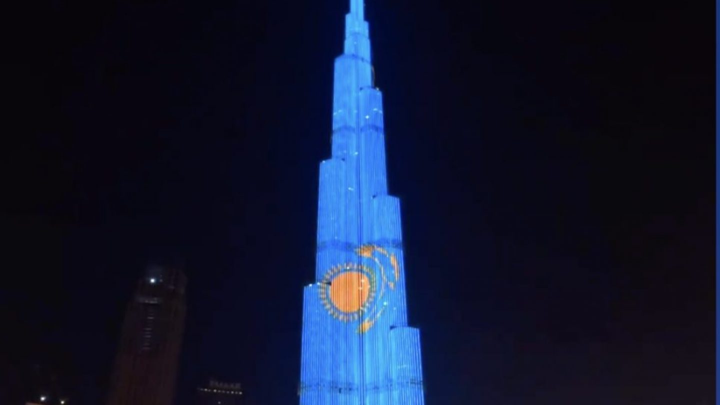 Инстасамка в Дубае 2022. Бурдж халифа в цвет флага россии