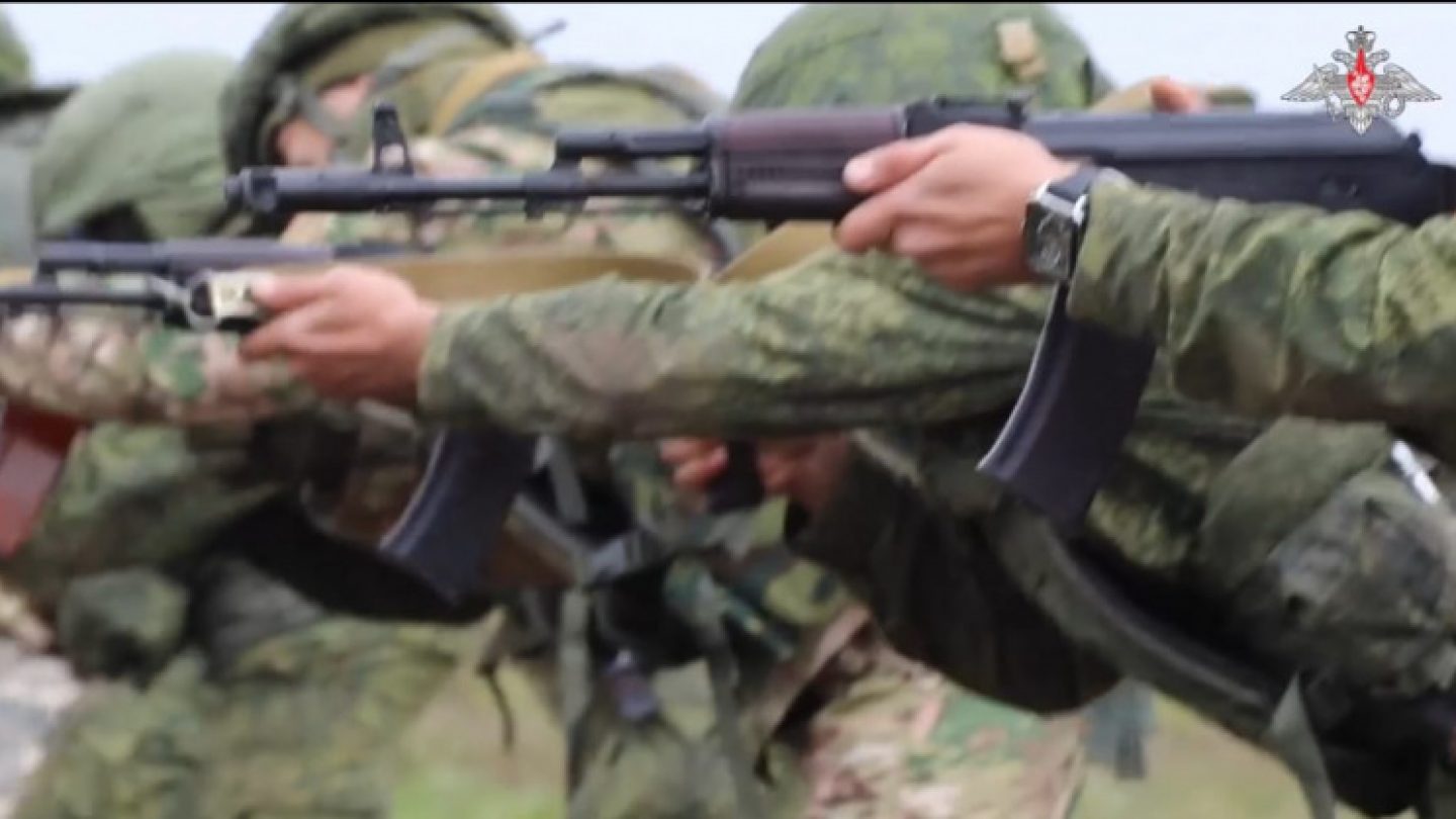 Теракт террористы таджики. Перестрелка военных. Стрельба в воинской части. Стрельбы на полигоне мобилизованные. Солдаты с оружием на полигоне.