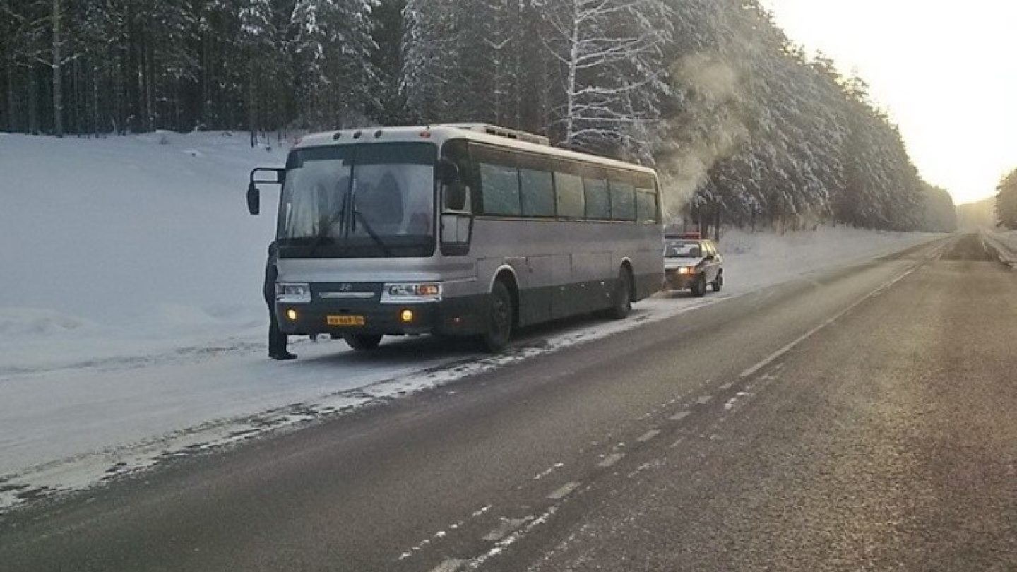 Автобус сломался в пути. Автобус на трассе зимой. Рейсовый автобус. Пассажирский автобус. Маршрутка зима.