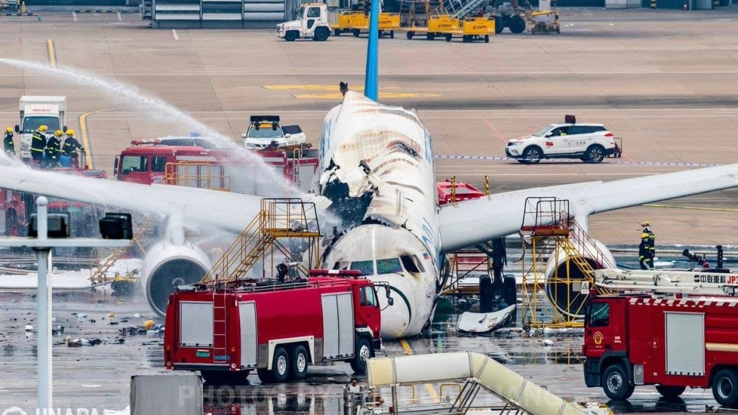 Самолет в китай. Грузовой самолет ту-204-100с. Ту 204 Китай. Ту 204 Авиастар. Самолет Авиастар ту ту 204.