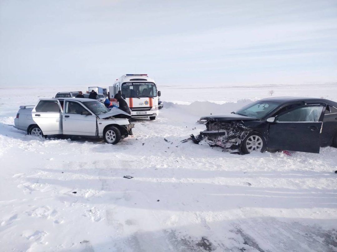 Лобовое столкновение двух авто произошло в Абайской области. Есть погибшие