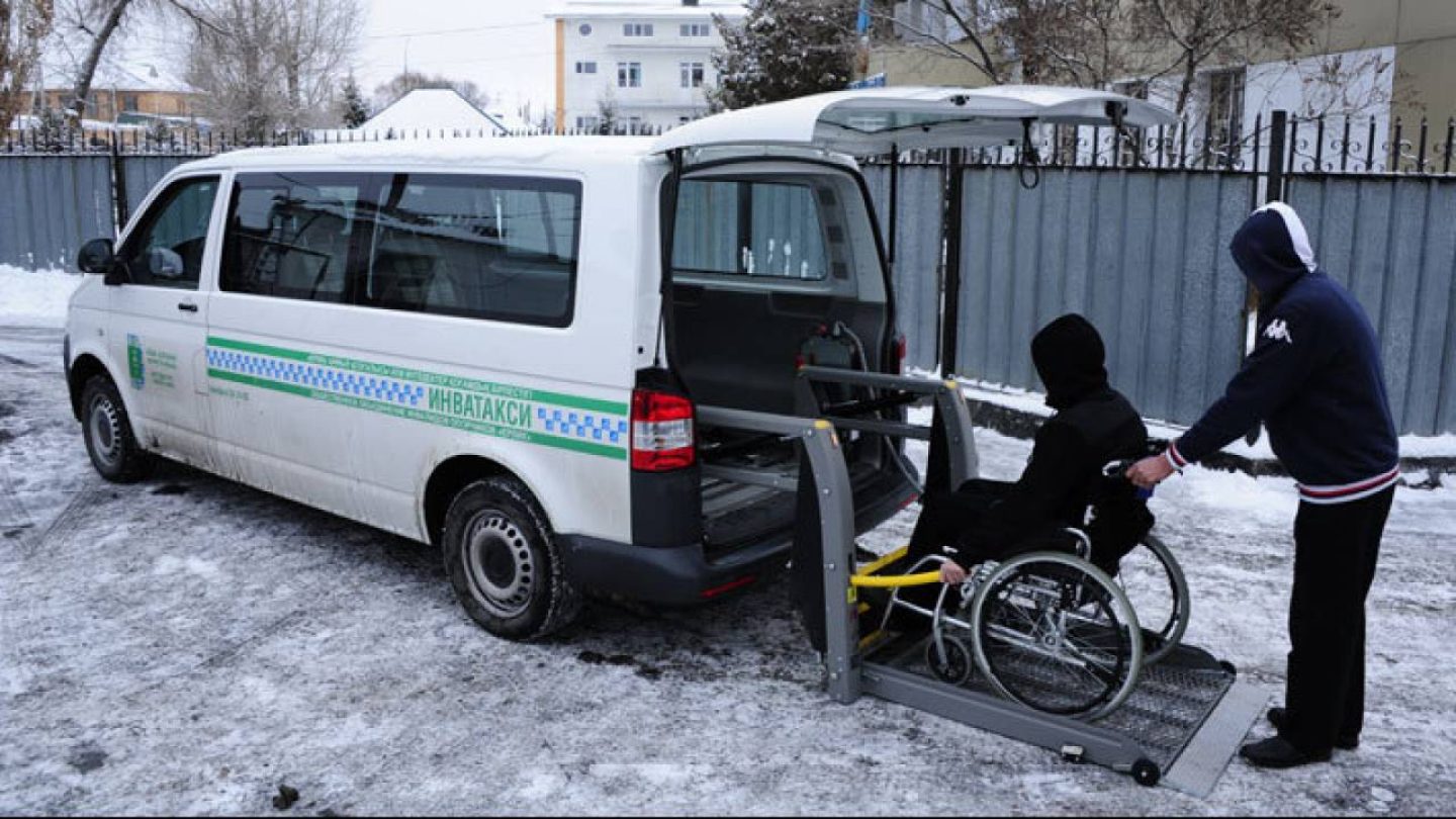 Социальные перевозки инвалидов. Инватакси в Ларгус. Машина для инвалидов. Автомобиль для перевозки инвалидов. Социальное такси.