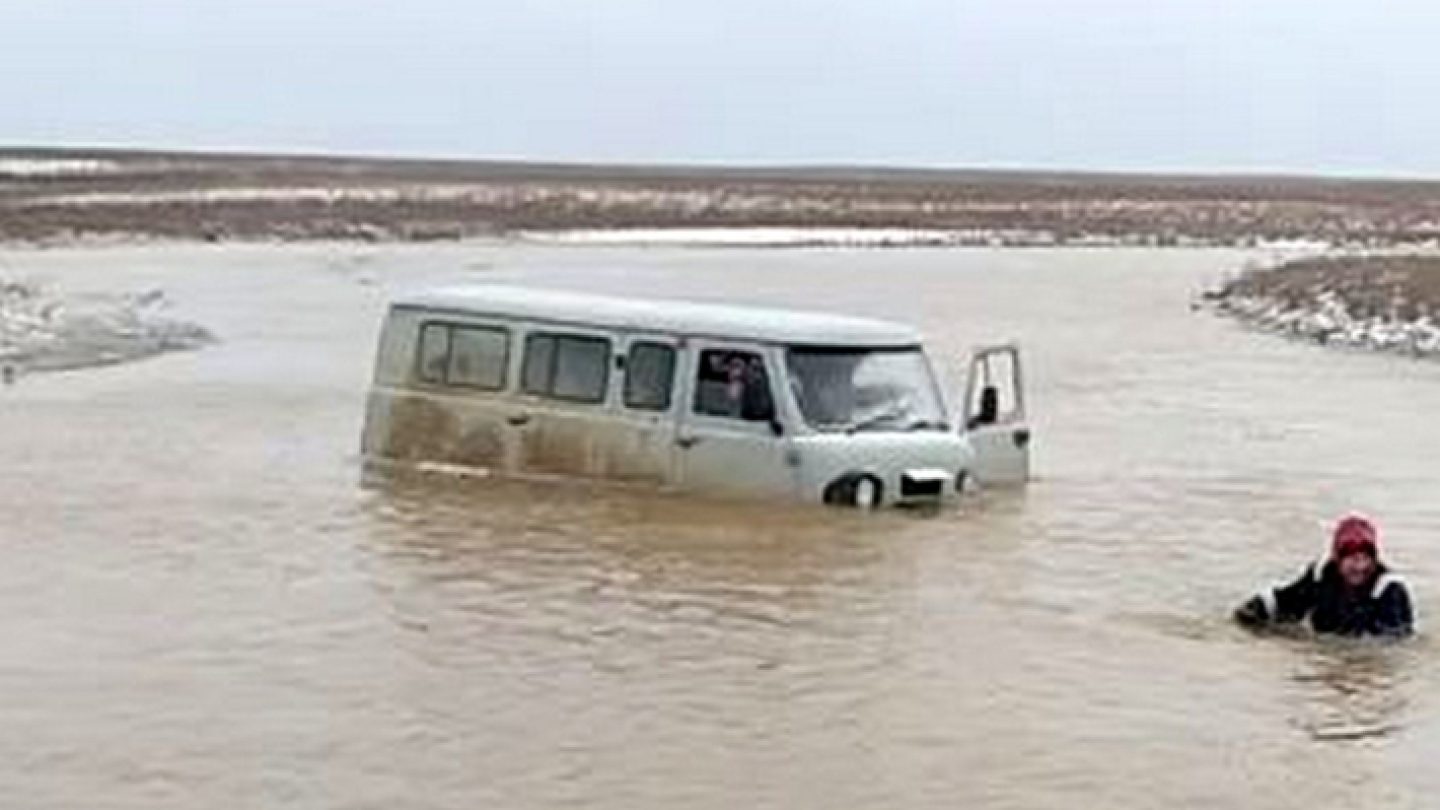 Какие населенные пункты затопило в казахстане. Потоп в Казахстане. Потоп в Казахстане Карабалык. УАЗ Талая вода. Кадры из затопленного Казахстана.