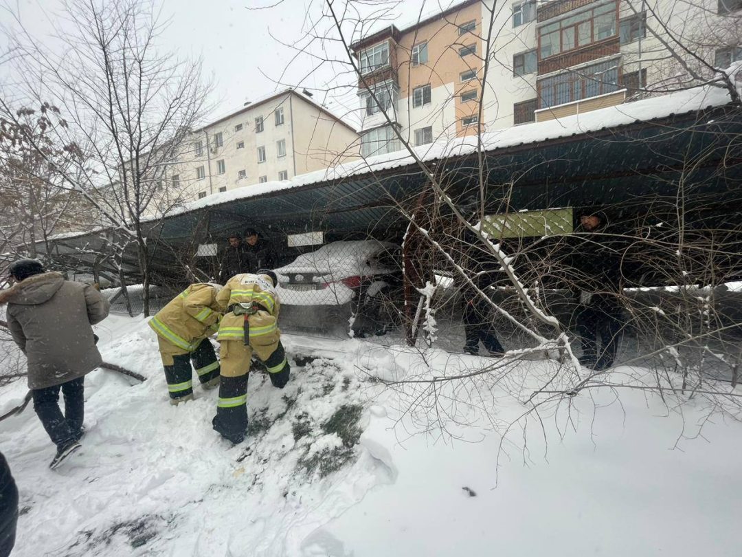 В Шымкенте автобусы и машины застревают в снегу