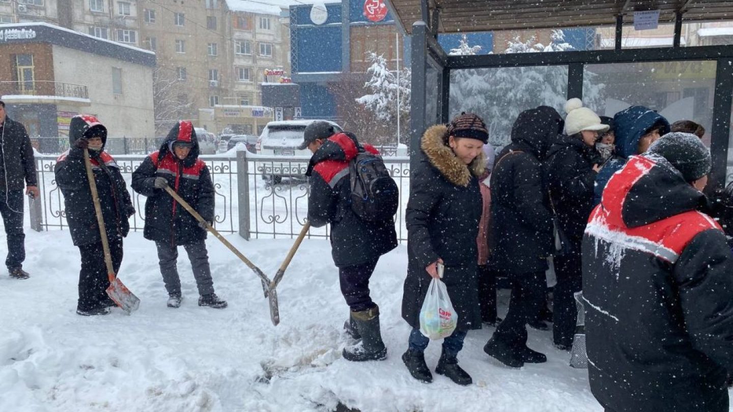 Снегопад в Шымкенте: школьники перешли на онлайн-обучение