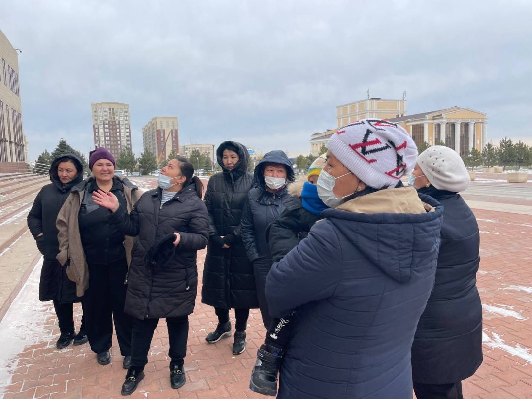 Многодетные в Шымкенте штурмовали акимат и пытались пробиться к акиму города