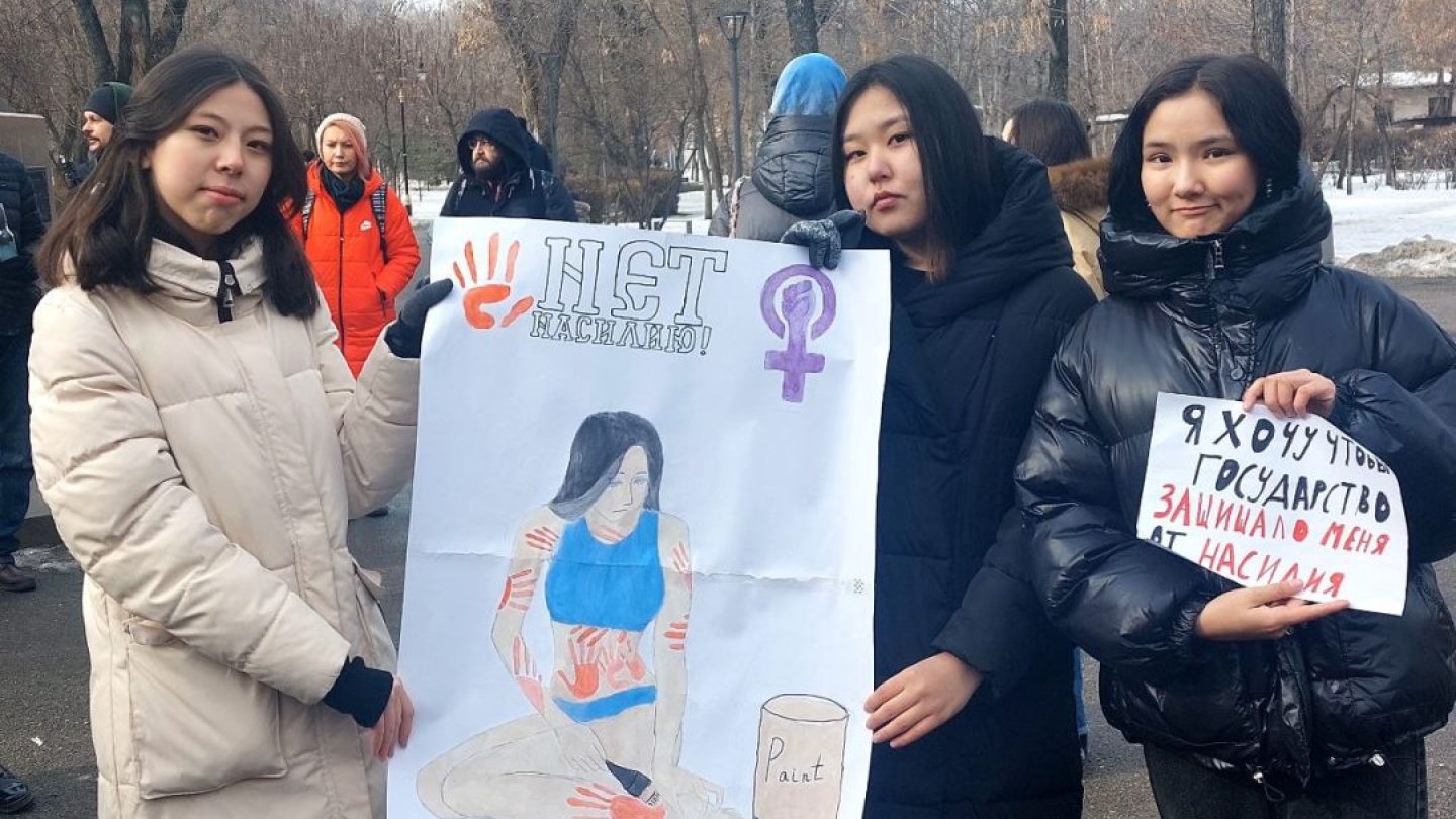 Парень заехал в митинг феминисток. Митинг феминисток в Алматы. Митинг за феминизм.