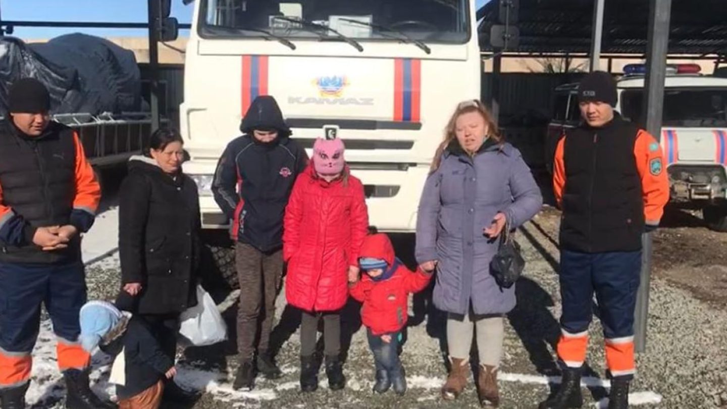 Таксист бросил женщин с четырьмя детьми на перевале в Алматинской области