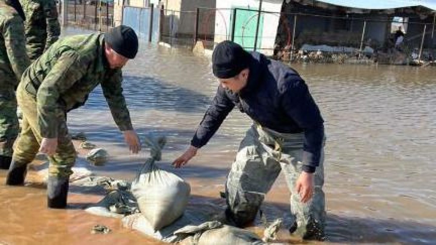 Наводнение в актюбинске. Паводок в деревне. Наводнение в Казахстане. Спасатели от паводка. ЧС на воде.