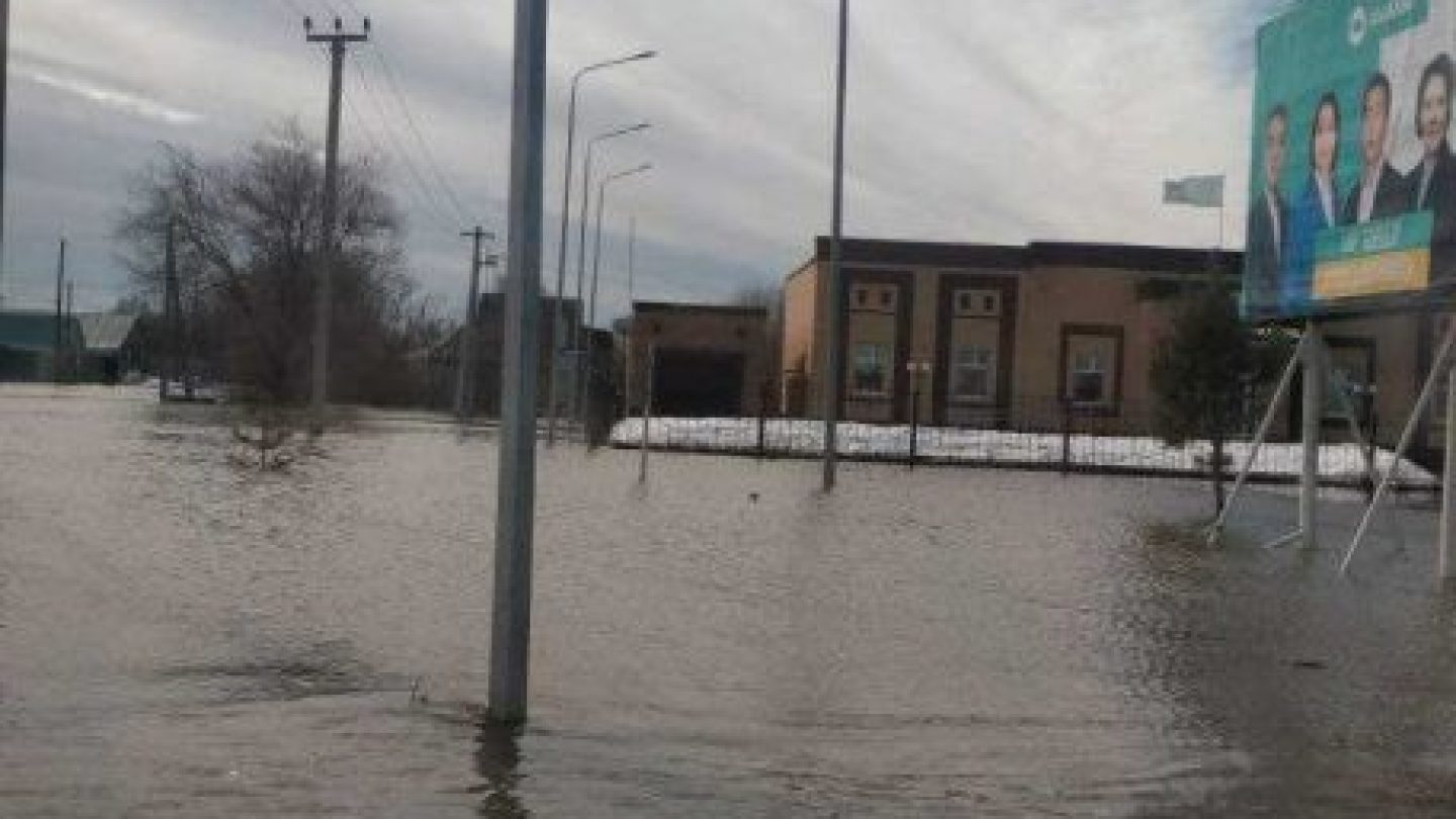 Наводнение в актюбинске. Паводок в селе.