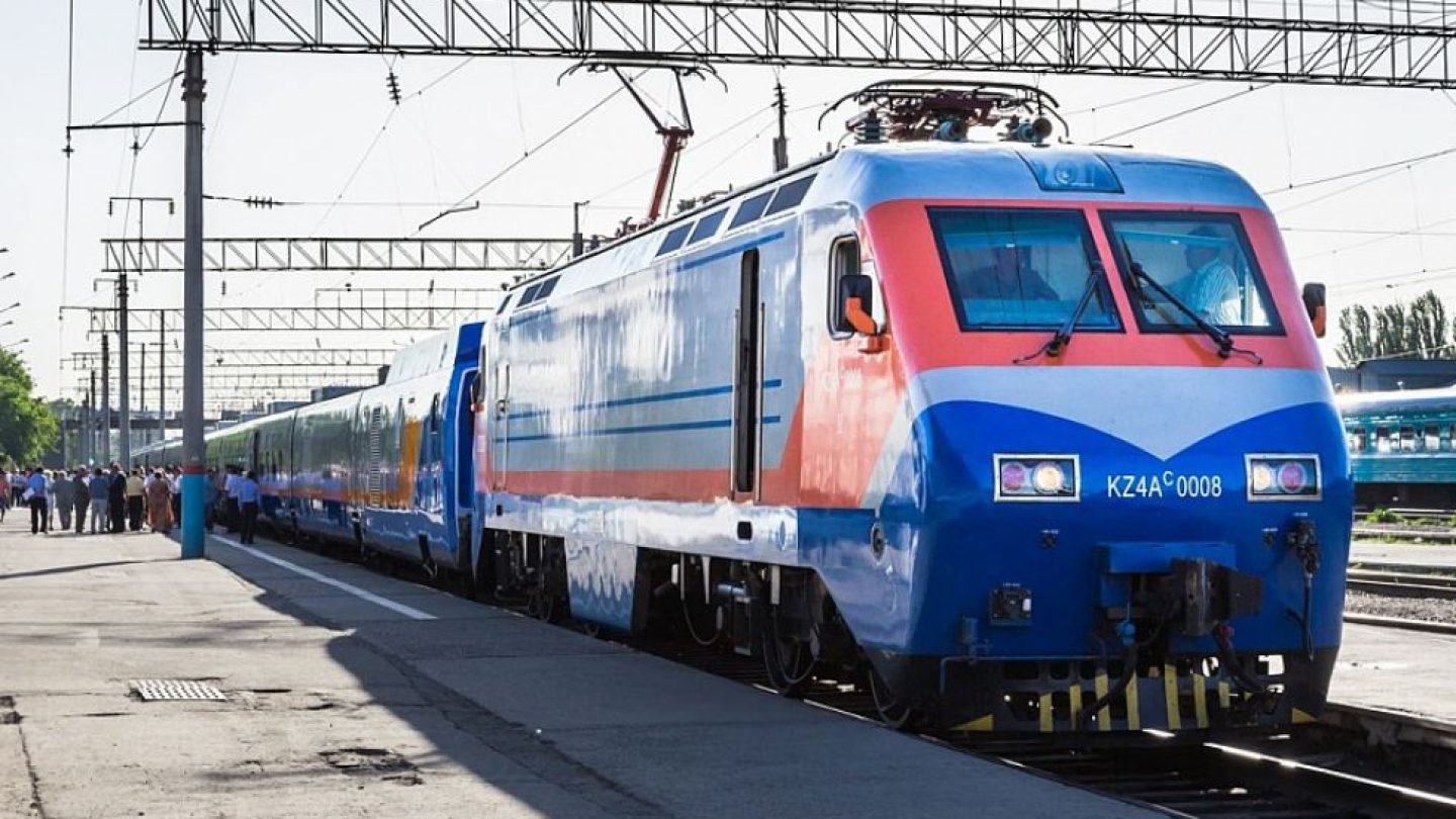 Тальго казахстан. Поезд Тулпар Тальго. Поезд Talgo Казахстан. Пассажирский вагон Тулпар Тальго. Скоростной поезд Тальго в Казахстане.
