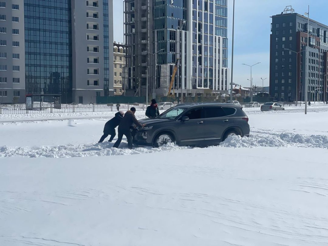 Сегодня в астане будет. Зимой. Снег в городе. Апрельский снегопад. Астана снег.