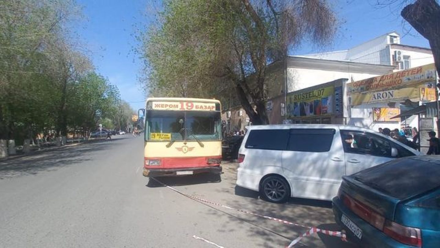 Автобус сбил насмерть женщину, приехавшую на поминки в Уральск