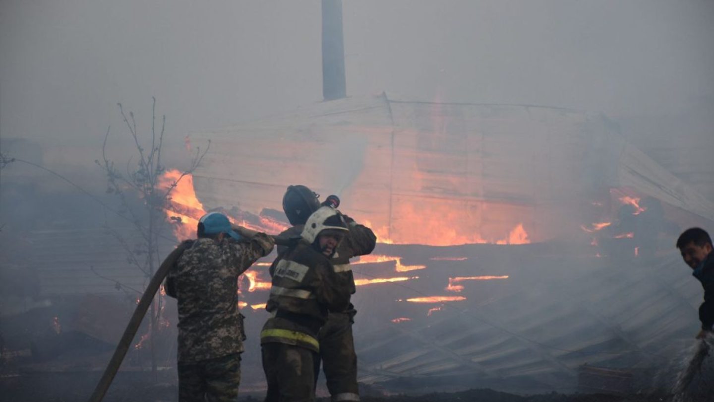 Девять домов, гараж и три автобуса сгорели в Петропавловске