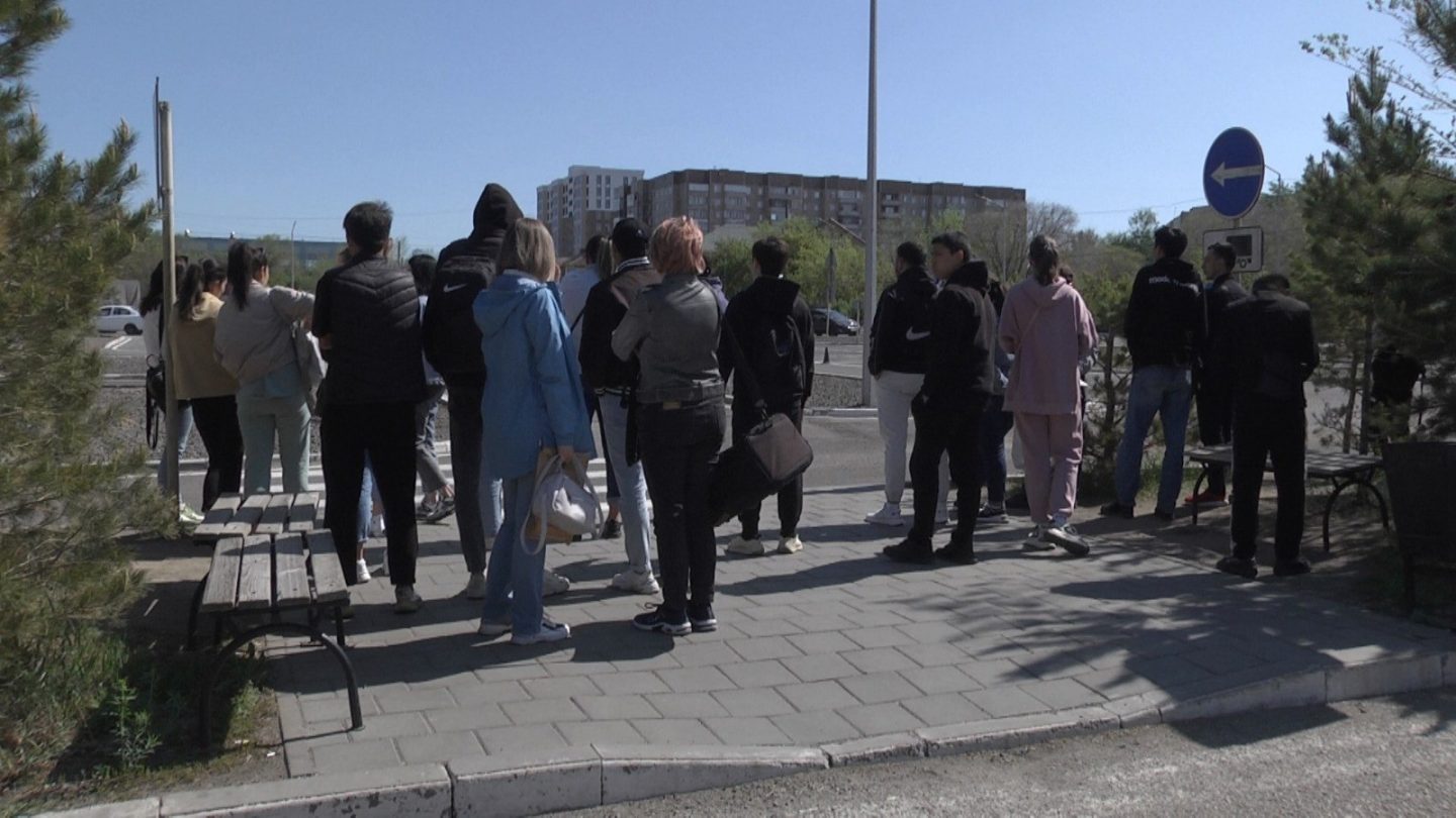 В Караганде желающие получить права несколько дней стоят в очереди на  экзамен