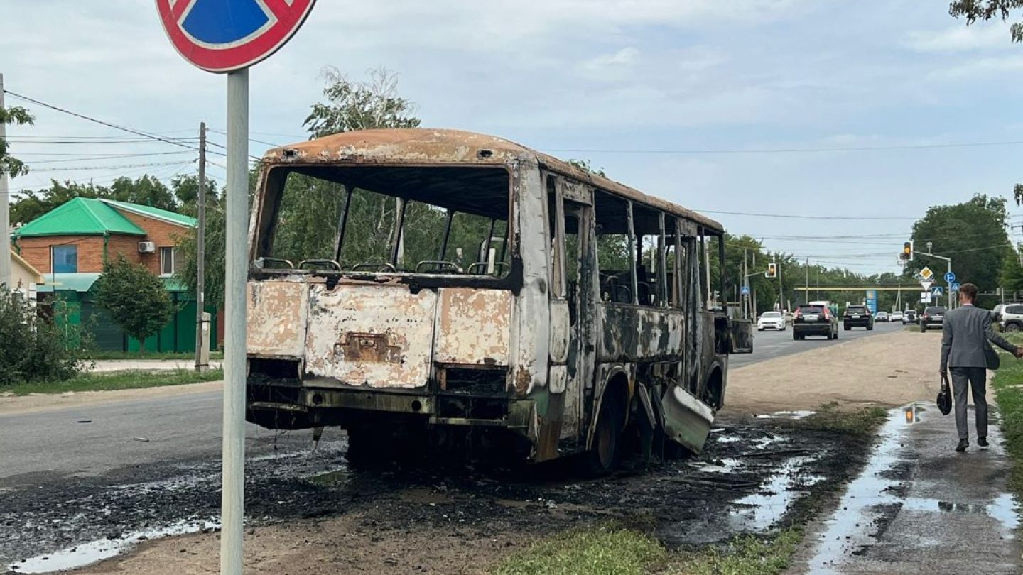 В Уральске загорелся автобус, в котором ехали 50 детей