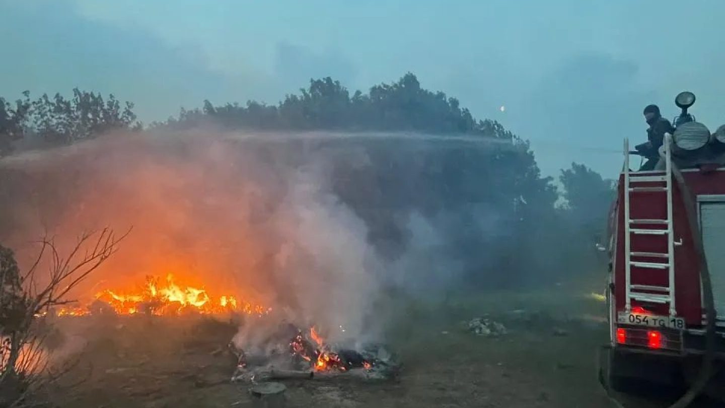 Стена огня: площадь пожара в Абайской области превышает 60 тыс. га. Погибли  3 человека, ещё 11 ищут