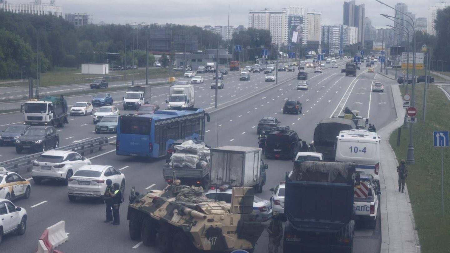 Будут ли военные в москве. МКАД перекрыли. Грузовики на МКАДЕ. Ситуация на дорогах Москвы. Грузовики перекрыли МКАД.