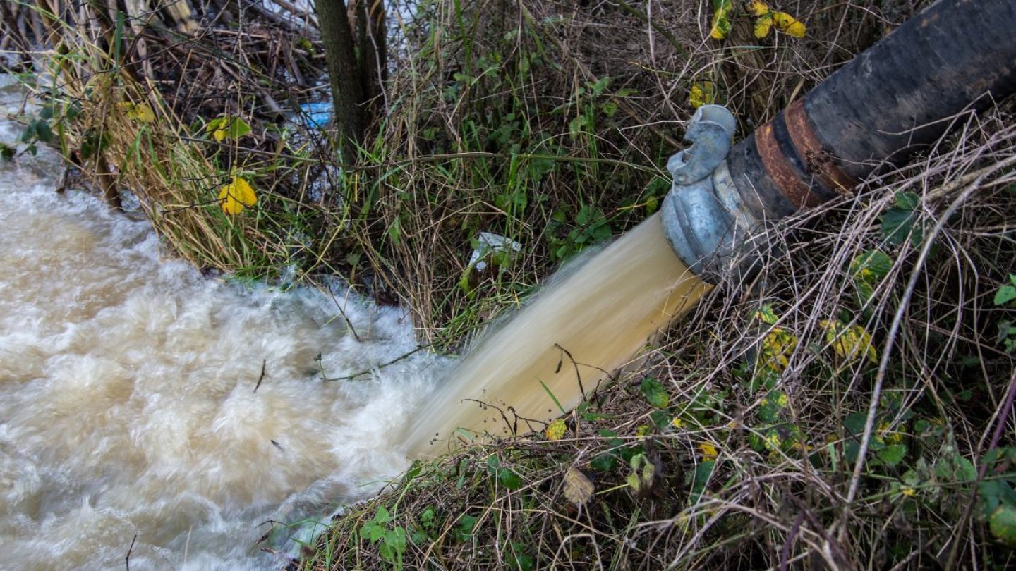 Без воды в жару: как из-за одной недобросовестной компании страдает элитный  район Алматы