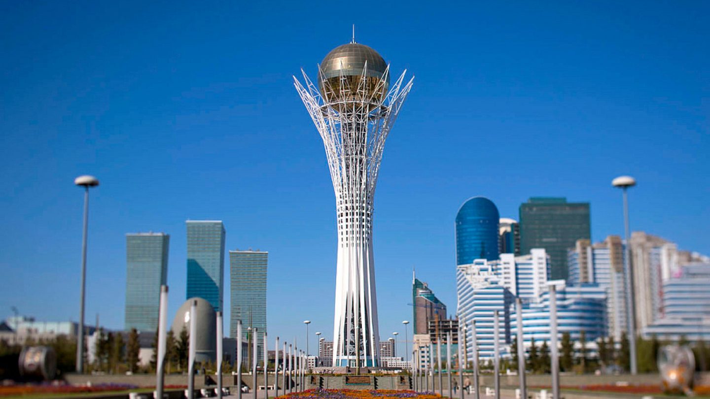 Астана 1 день. Монумент Астана-Байтерек. Казахстан башня Байтерек. Байтерек Астана. Нурсултан башня Байтерек.