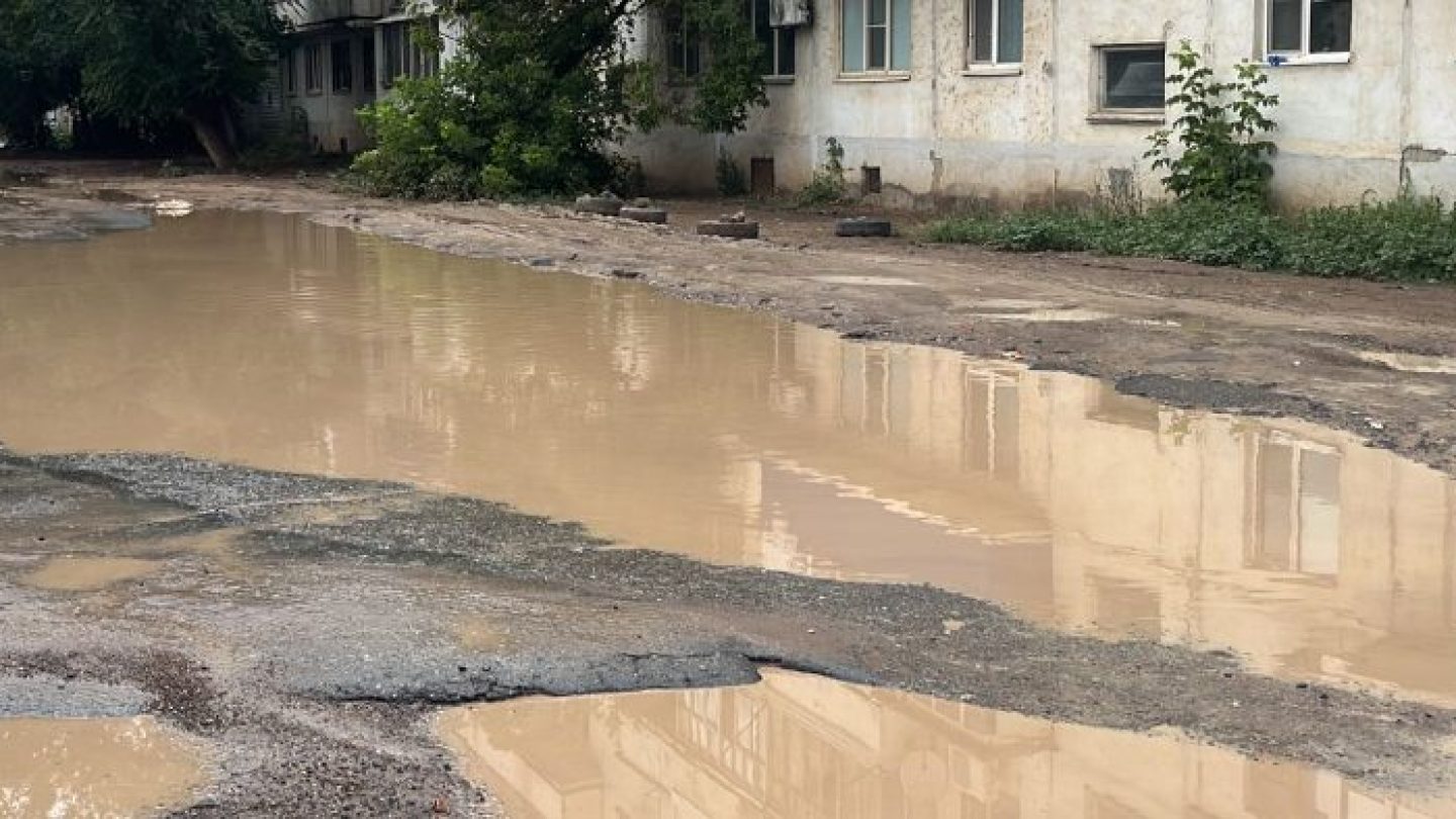 В Уральске из-за дождя подтопило дома, больницу и школу