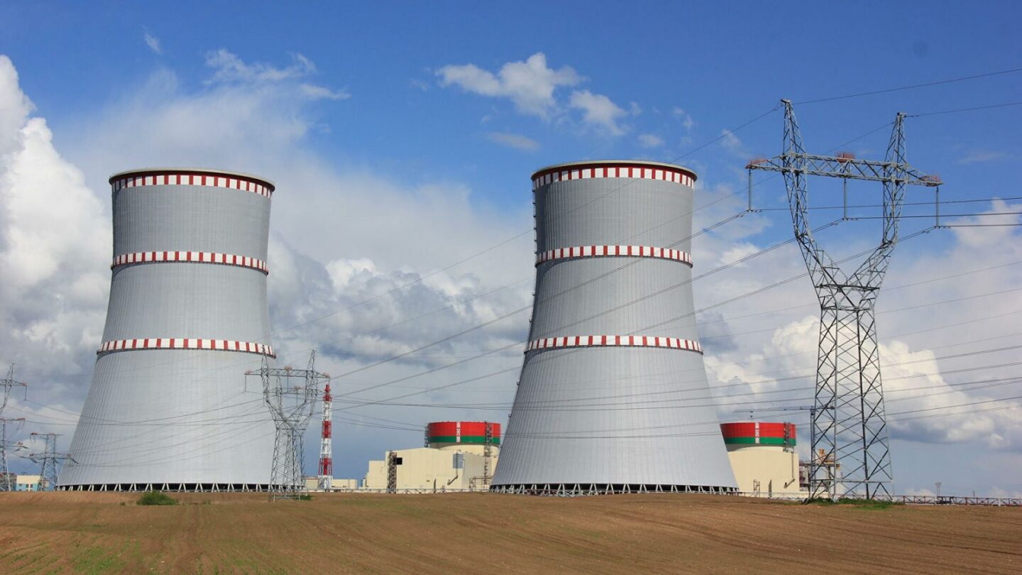 Первая в Беларуси АЭС приостановила выработку энергии из-за аварии