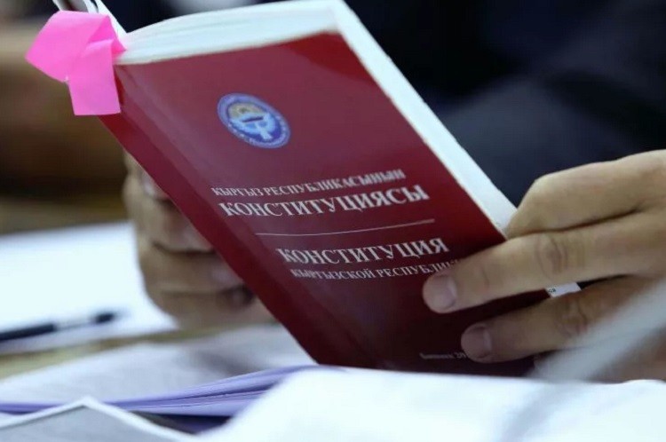 В Кыргызстане хотят лишить русский язык официального статуса