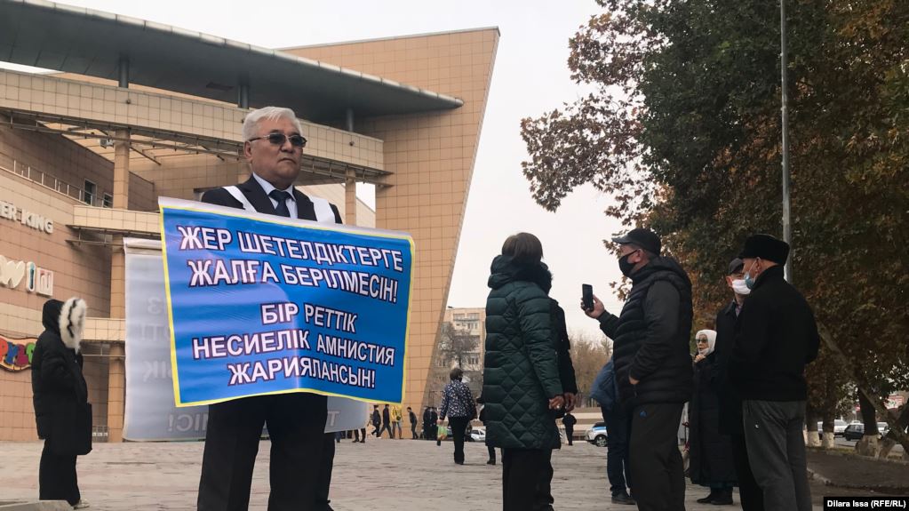 В Шымкенте активист провел пикет с призывом к бойкоту парламентских выборов
