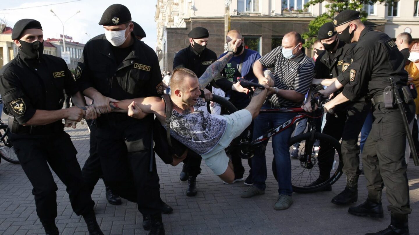 На акциях протеста в Беларуси задержали больше тысячи человек