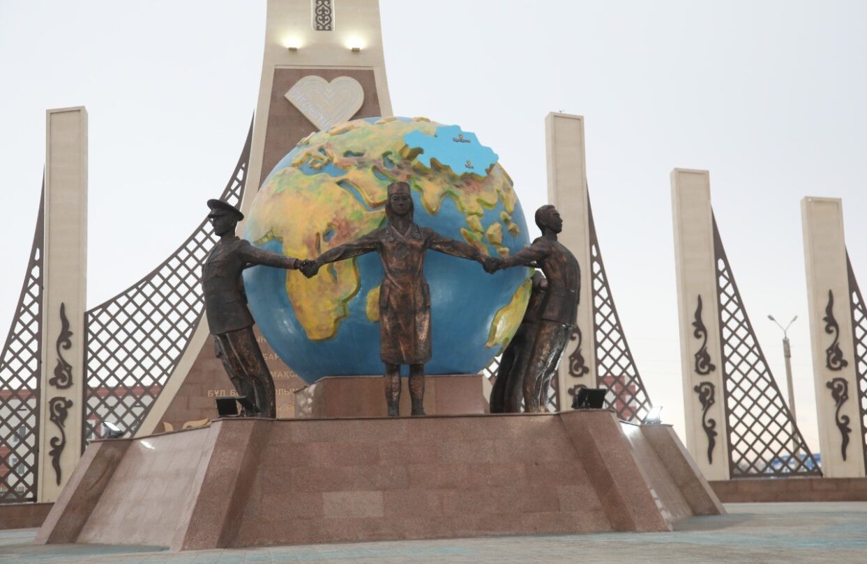 В Таразе установили памятник борцам с коронавирусной инфекцией