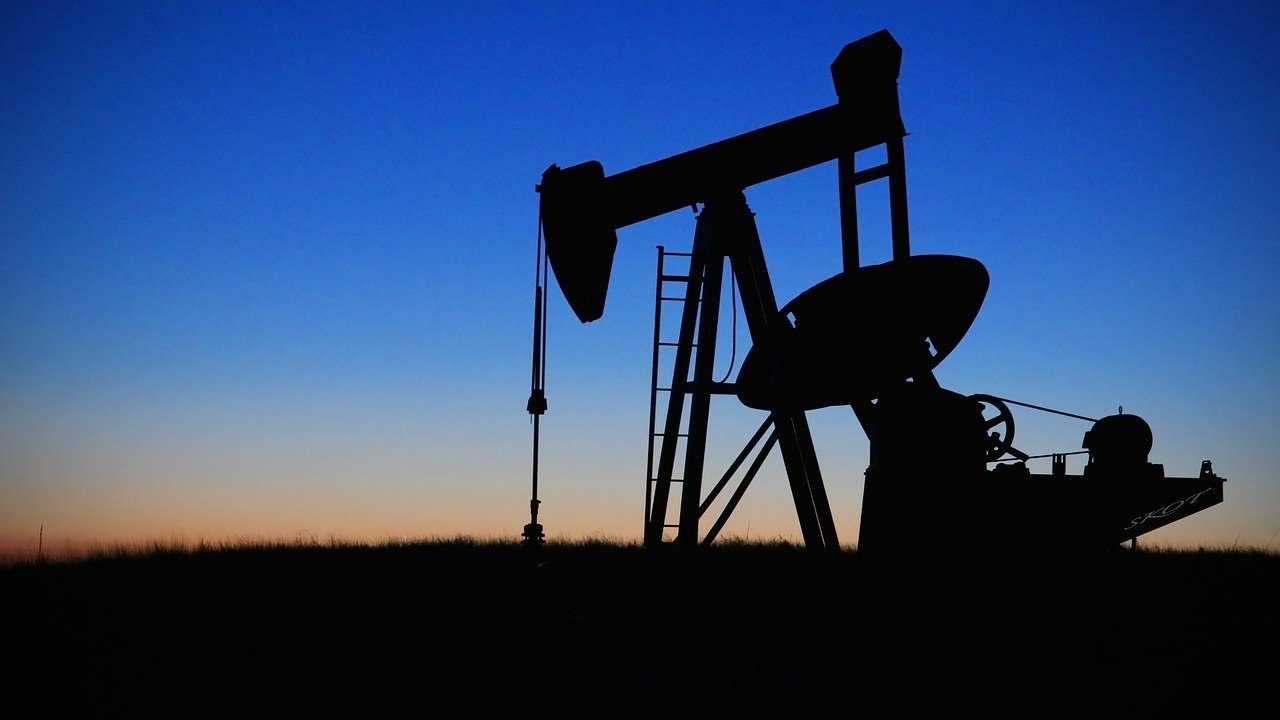 Всего 35 долларов за баррель нефти заложили в  прогноз бюджета Казахстана