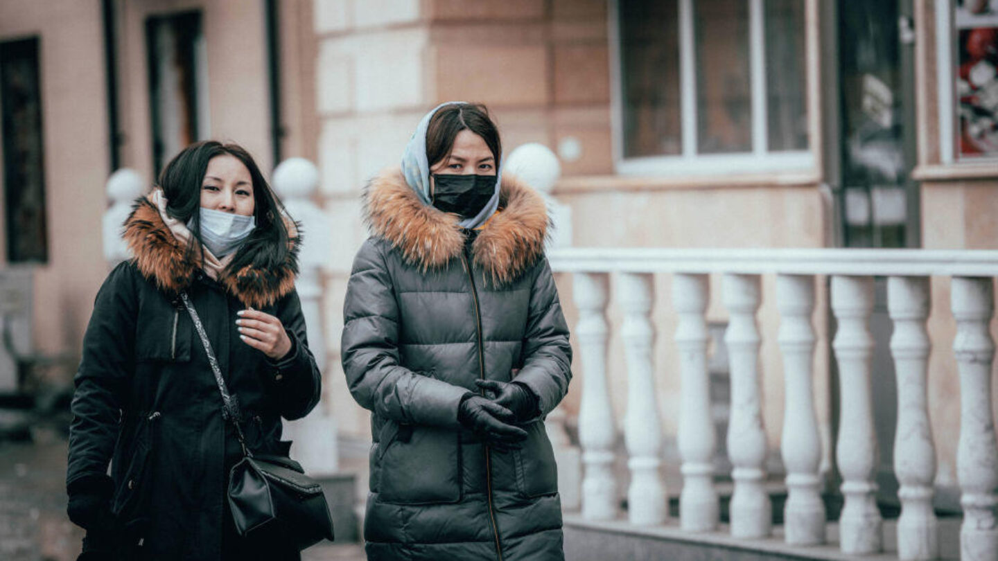 Люди в масках на улице зимой