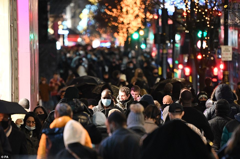В Лондоне запретили Рождество: люди покидают город