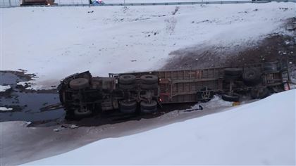 Восемь тонн серной кислоты разлилось на трассе в Карагандинской области