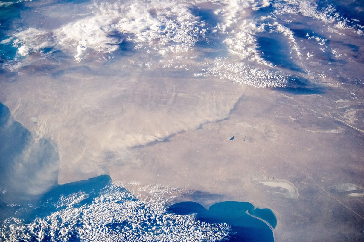 Из космоса сделали снимок пылевой бури в Казахстане