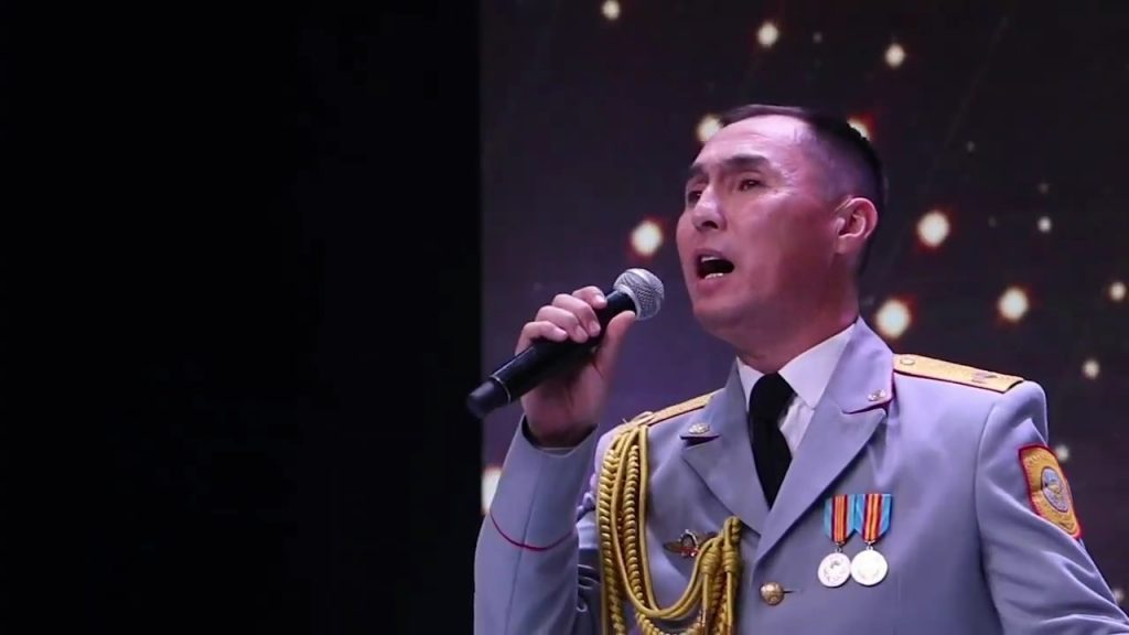 Как полицейские пели любимые песни Назарбаева