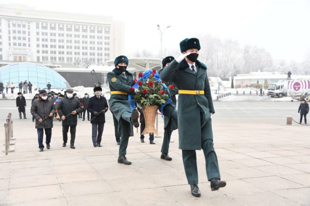 Сагинтаев возложил цветы к монументу «Тәуелсіздік»