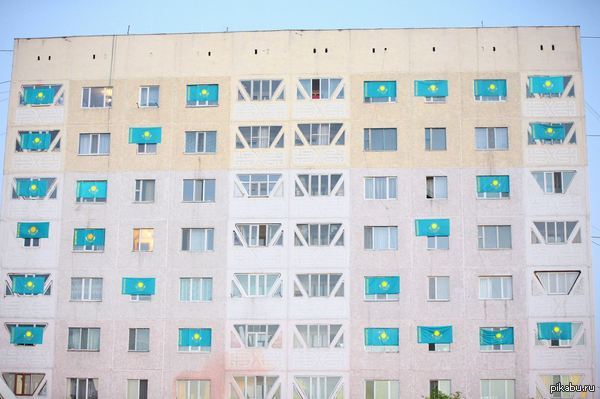 Казахстанцам разрешили вешать государственный флаг на балконы