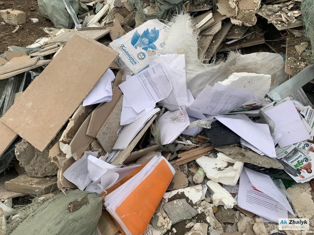 На свалке в Атырау обнаружены паспорта, удостоверения и другие документы